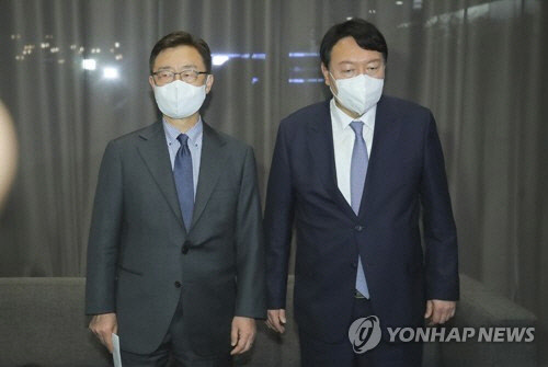 국민의힘 윤석열, 최재형 대선 경선 예비후보가 지난 9월 12일 서울 여의도 글래드 호텔에서 고발 사주 의혹의 정치공작 가능성 등에 대한 대처방안을 논의한 뒤 기자들과 질의응답을 하고 있다 . [사진=연합뉴스]